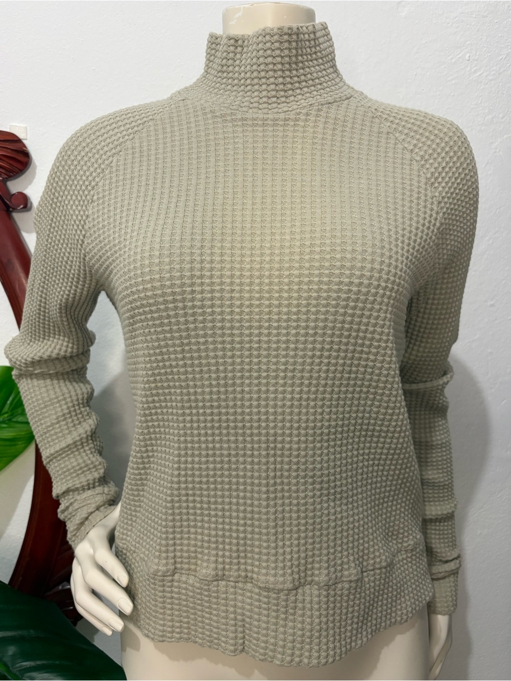 Women’s The North Face taupe Waffle-Knit Mock Turtleneck long sleeve layering to